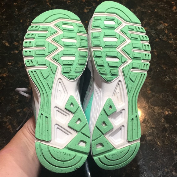 Women’s size 6.5 Nike tennis shoes - Picture 3 of 4